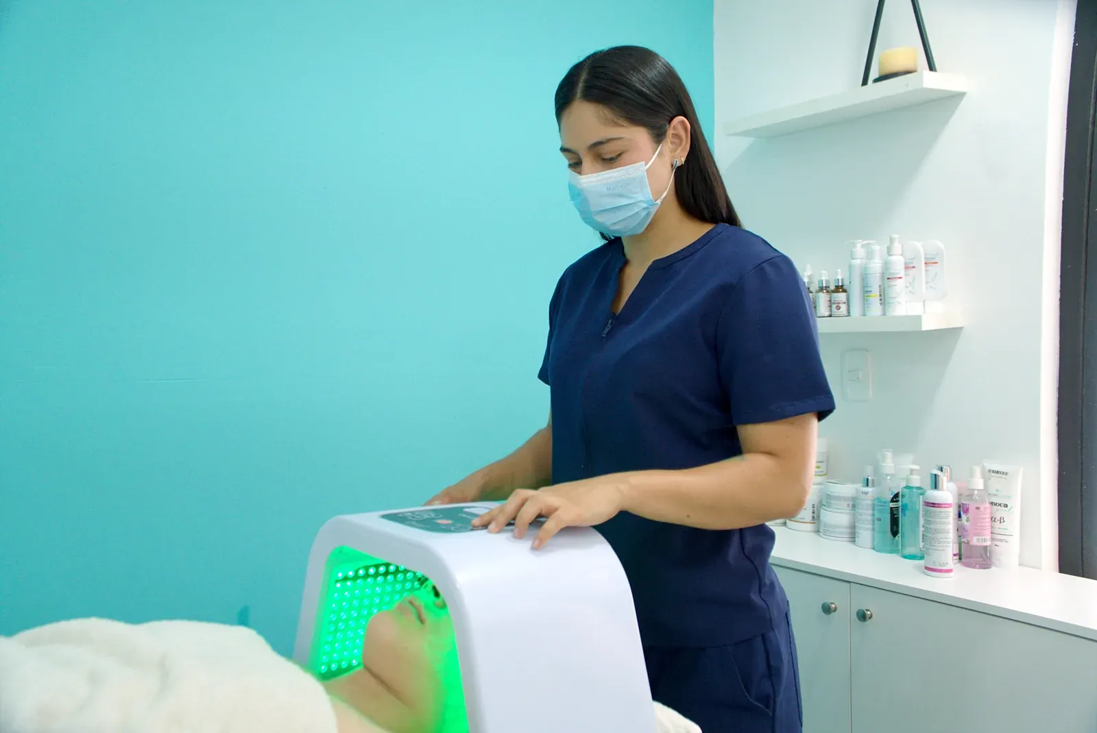 Katherine Cabrera atendiendo en cabina en Samary Spa